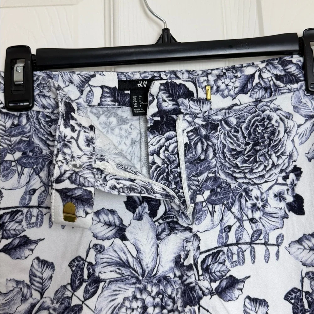 H&M Black and White Floral Shorts size 6